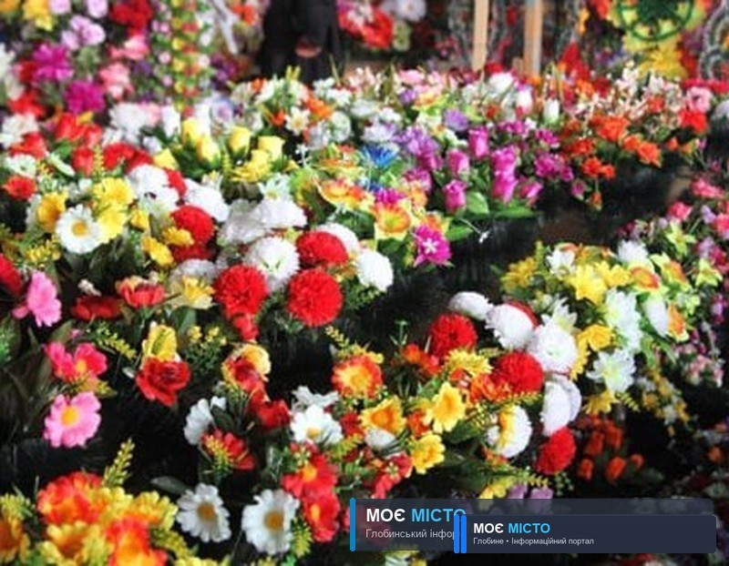 У яких громадах Полтавщини забороняють приносити штучні квіти на кладовища
