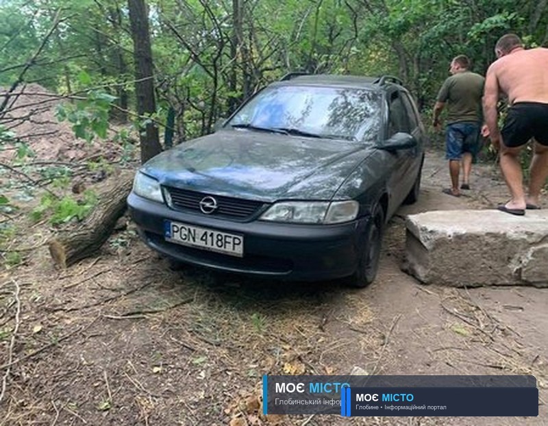 Війна за Пивиху: відпочивальники спиляли шлагбаум