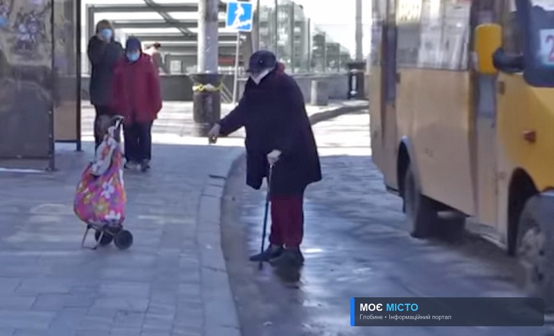 У Полтаві зняли на відео “відьму” та її сумку, яка сама рухається до хазяйки