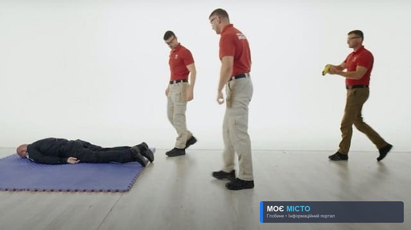 Голова Патрульної поліції випробував на собі електрошокер Taser (відео)