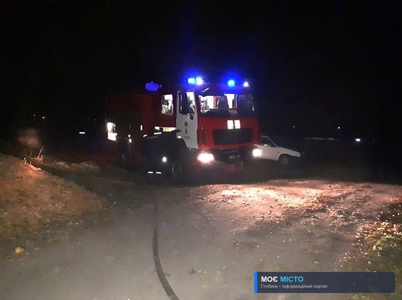 В Пирогах вогнеборці загасили пожежу в господарчій будівлі та врятували автівку
