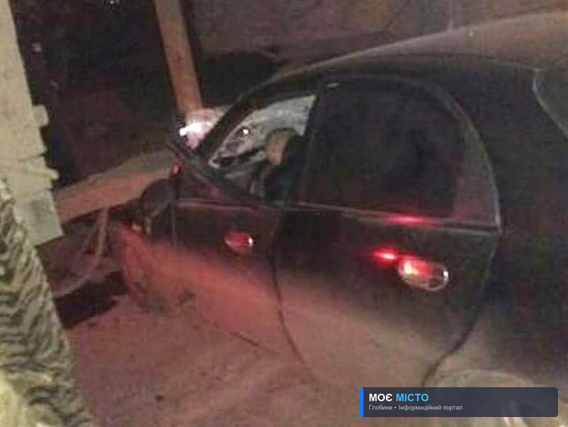 У Глобиному “Ланос” влетів під вантажівку: водій у важкому стані