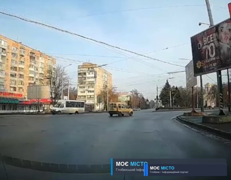 В Полтаві з маршрутки відпало відразу два колеса (відео)