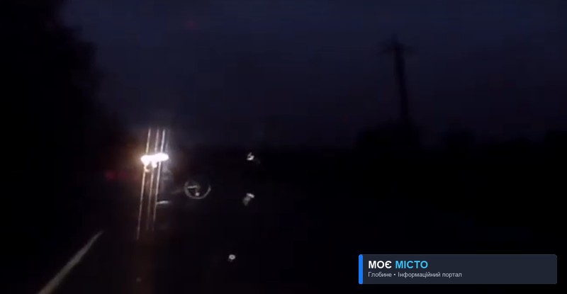 Велосипедист на дорозі