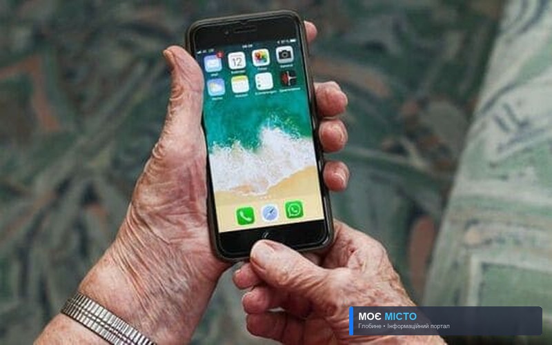 Вакциновані глобинські пенсіонери безкоштовно отримають смартфони вже цієї весни