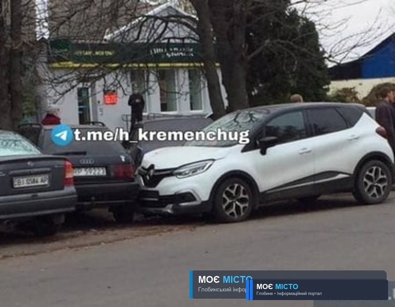 У Глобиному водій на Renault зніс п’ять припаркованих автівок